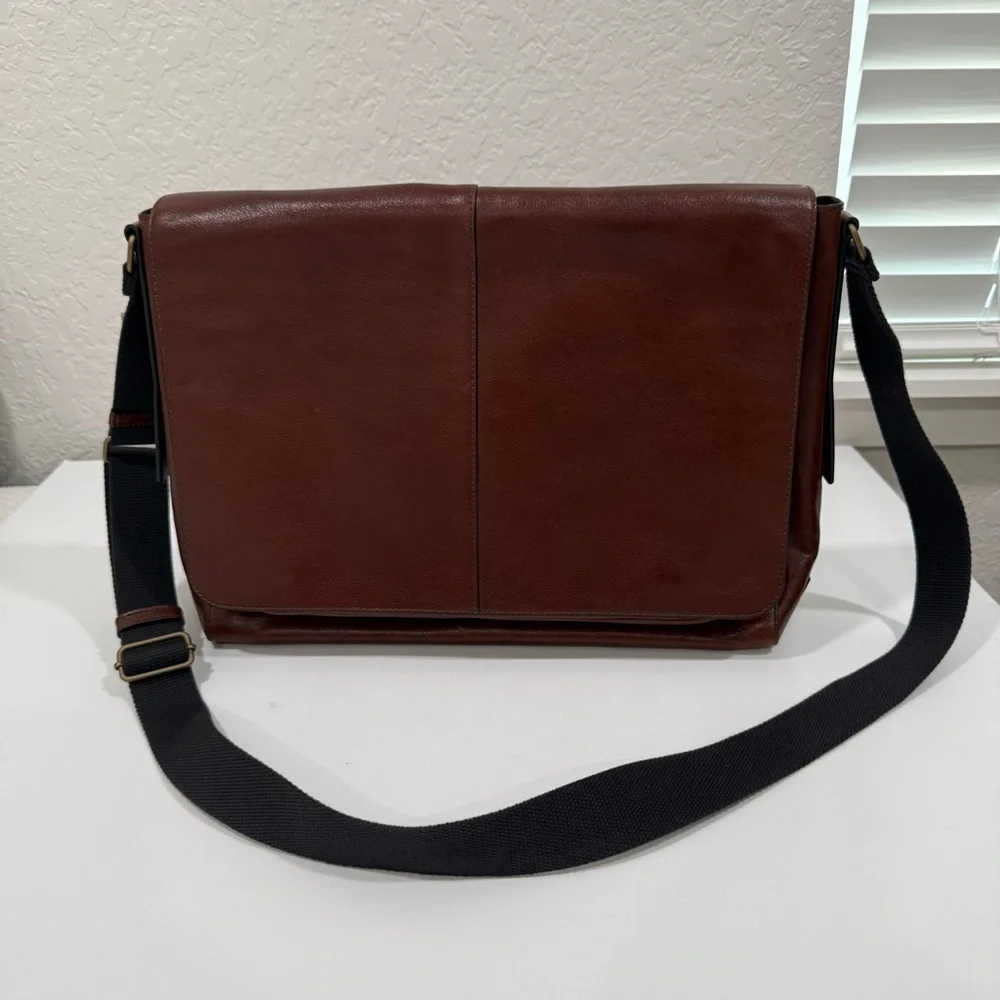 Fossil Kayden Messenger Bag  Dark Brown Leather  with Adjustable Black Strap